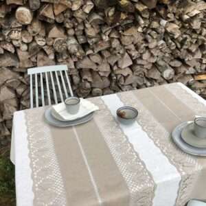 Klassikaline hall linasest pitsiga jooksja