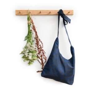 BLACK AND BLUE ORNAMENTS LINEN ZIPPER BAG