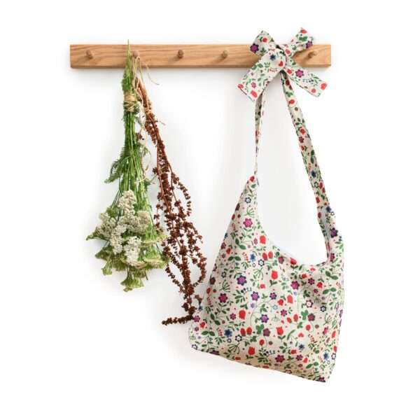 WILD STRAWBERRY AND FLOWERS LINEN ZIPPER BAG