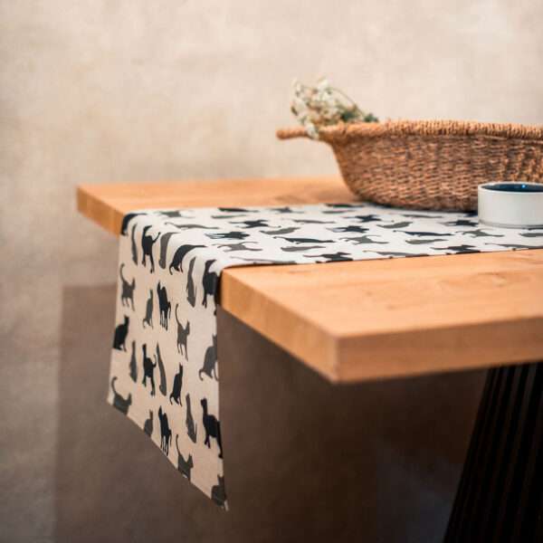 MUSTAD JA HALLID KASSID LINANE JOOKSJA