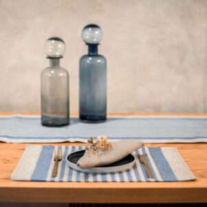 Siniste õhukeste triipudega rustikaalne linane lauamatt