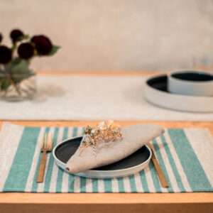 Roheline õhukeste triipudega rustikaalne linane lauamatt