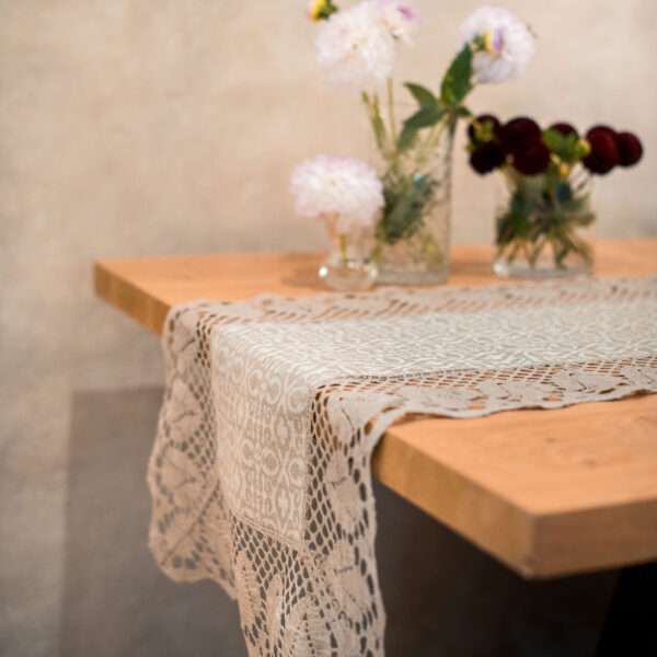 CLASSIC JACQUARD LINEN RUNNER WITH LACE CLASSIC JACQUARD LINEN RUNNER WITH LACE