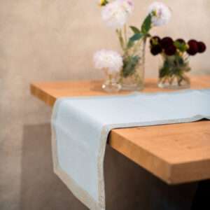 Helesinine linasest riidest jooksja helesinise paisley äärisega