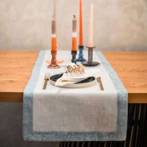 Klassikaline valge linane jooksja helesinise paisley äärisega