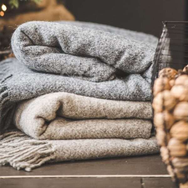 Beige Wool Throw with Fringes Beige Wool Throw with Fringes