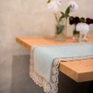 Klassikaline hall sinine pitsiga linasest linasest riidest jooksja