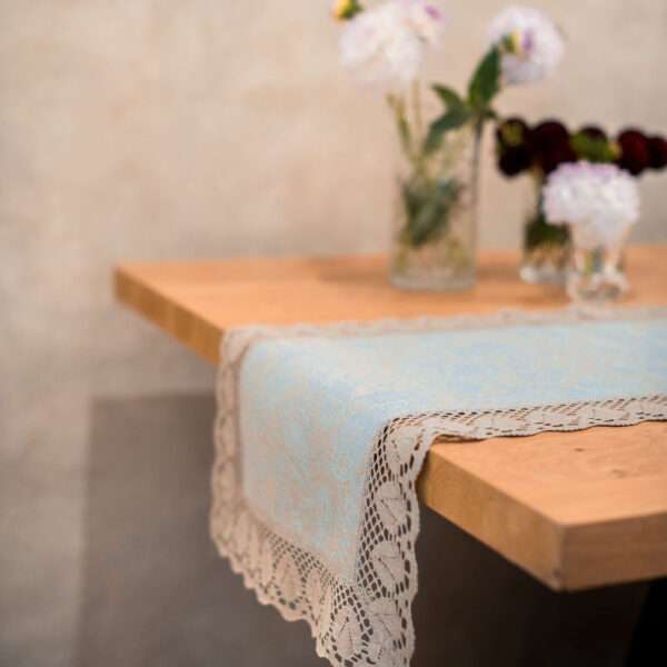 Klassikaline hall sinine pitsiga linasest linasest riidest jooksja