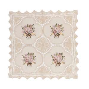 Puuvillane heegeldatud pits paelaga tikitud linasest laudlinast - Lillekimpude