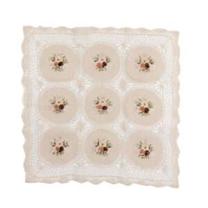 Puuvillane heegeldatud pits paelaga tikitud linasest laudlinast - 9 lillega