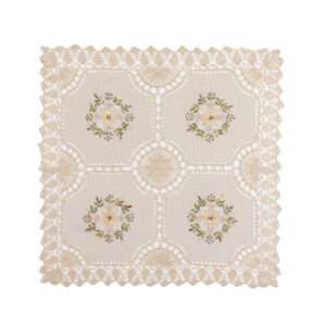 Puuvillane heegeldatud pits paelaga tikitud linasest laudlinast - beežid lilled