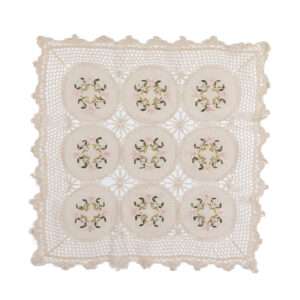 Puuvillane heegeldatud pits paelaga tikitud linasest laudlinast - ümmargused lilled