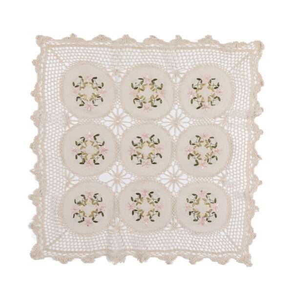 Puuvillane heegeldatud pits paelaga tikitud linasest laudlinast - ümmargused lilled